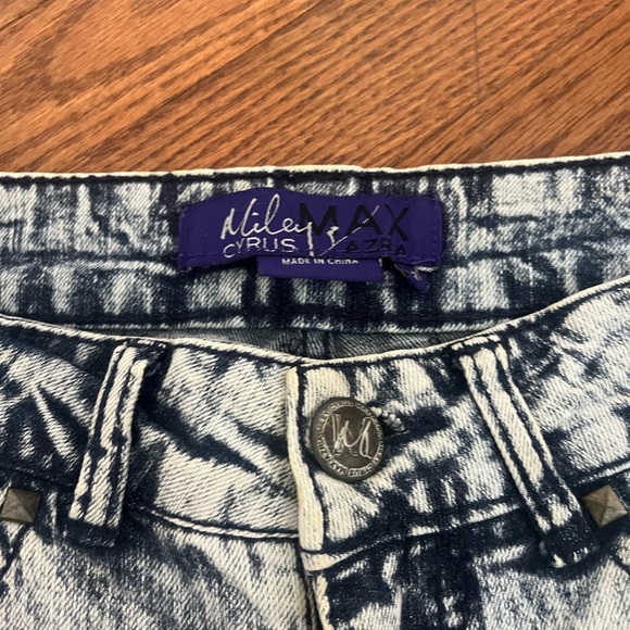 Miley cyrus max azria ripped jeans - Picture 2 of 3